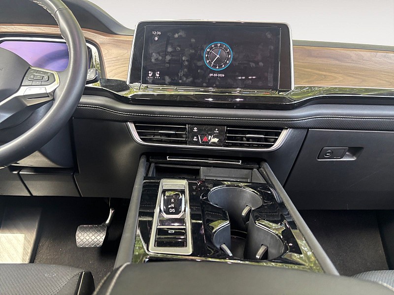 2025 Volkswagen Atlas photo 9 of 30
