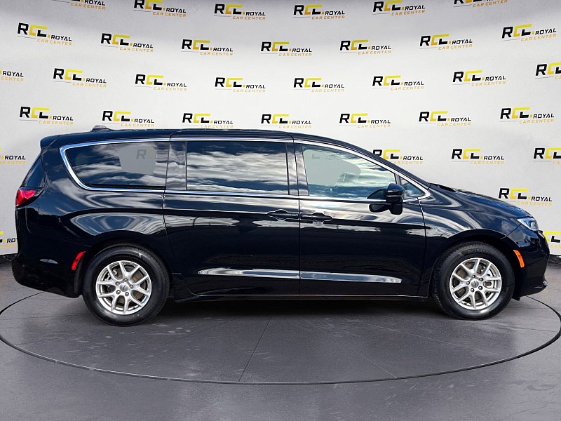 2024 Chrysler Pacifica photo 6 of 35