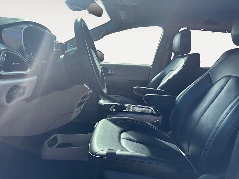 2024 Chrysler Pacifica photo 9 of 35