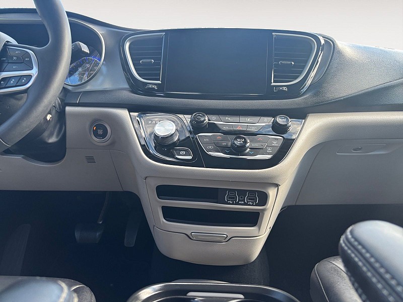 2024 Chrysler Pacifica photo 11 of 35
