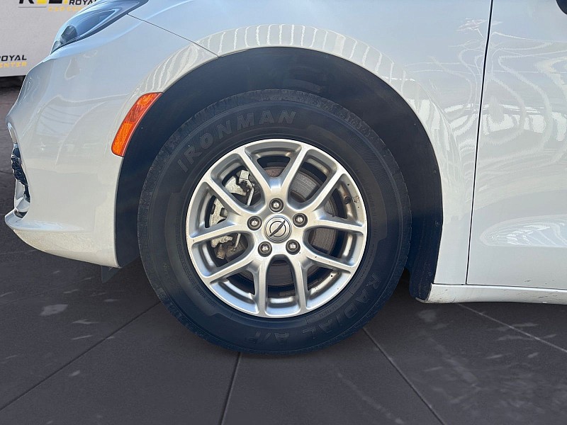 2023 Chrysler Pacifica Touring L FWD - 11