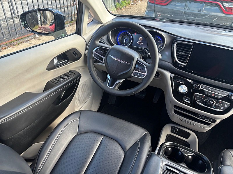2024 Chrysler Pacifica photo 25 of 35