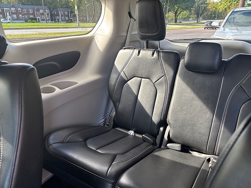2024 Chrysler Pacifica photo 29 of 35