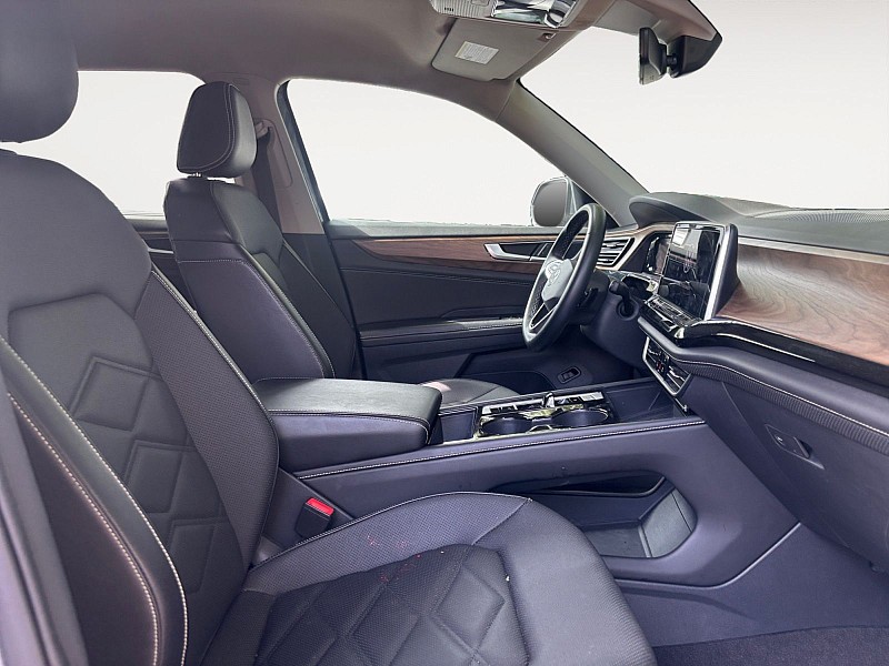 2025 Volkswagen Atlas photo 13 of 30
