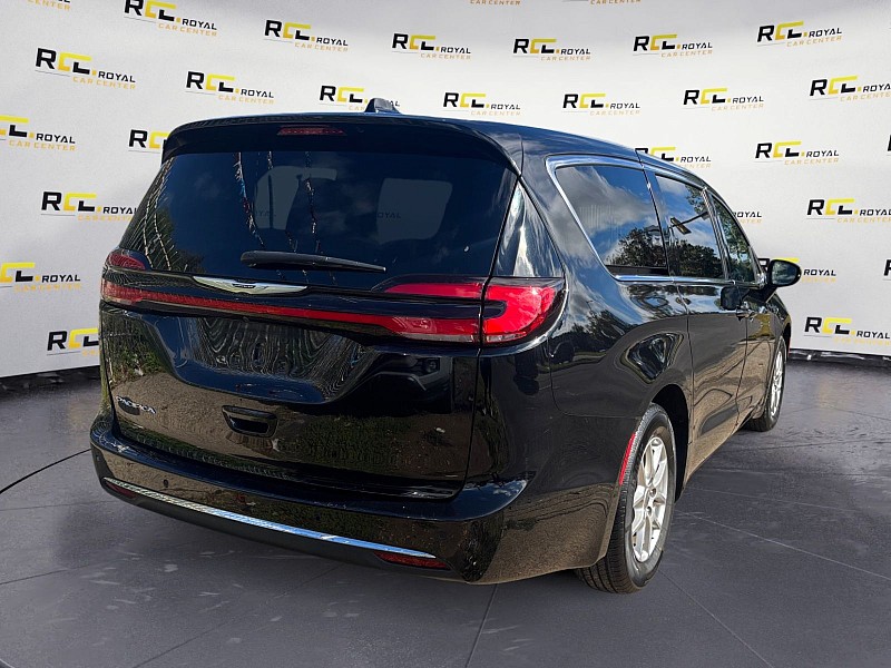 2024 Chrysler Pacifica photo 5 of 35