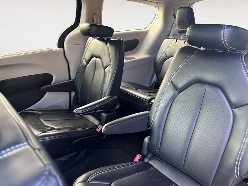 2024 Chrysler Pacifica photo 13 of 35