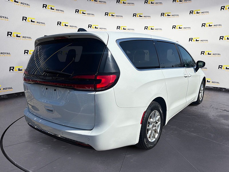 2023 Chrysler Pacifica Touring L FWD - 3