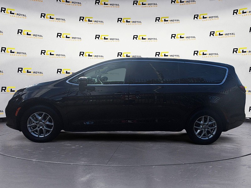 2024 Chrysler Pacifica photo 2 of 35