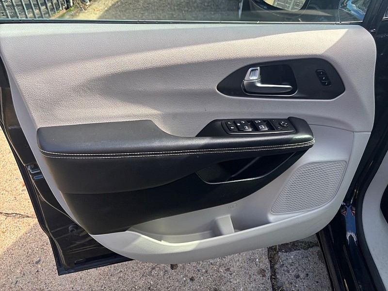 2024 Chrysler Pacifica photo 30 of 35