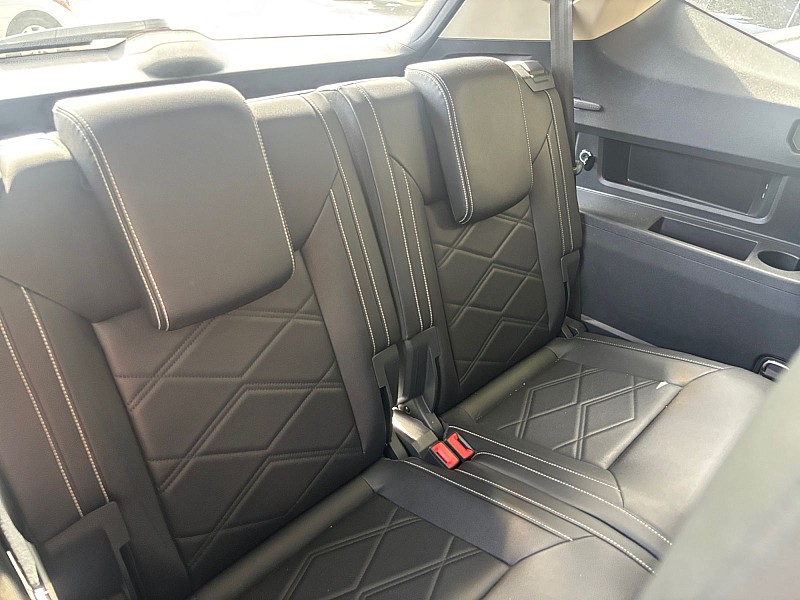 2025 Volkswagen Atlas photo 28 of 30