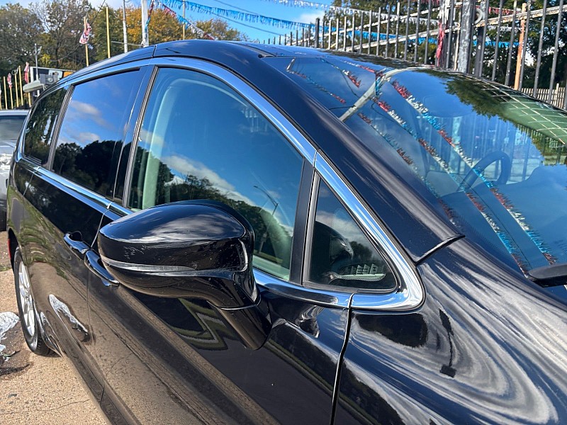 2024 Chrysler Pacifica photo 24 of 35
