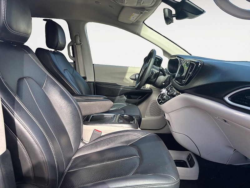 2024 Chrysler Pacifica photo 15 of 35