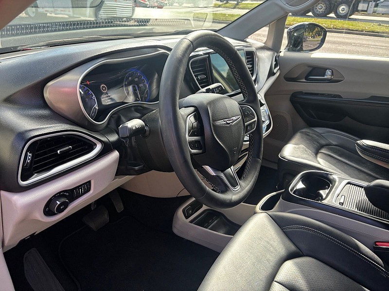 2024 Chrysler Pacifica photo 31 of 35
