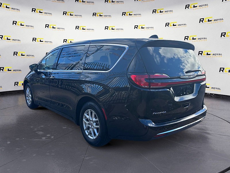 2024 Chrysler Pacifica photo 3 of 35