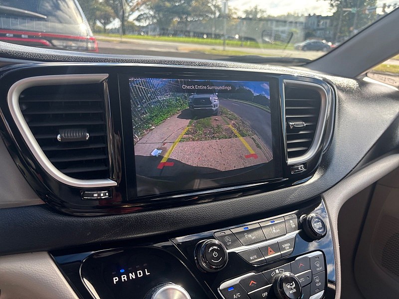 2024 Chrysler Pacifica photo 32 of 35