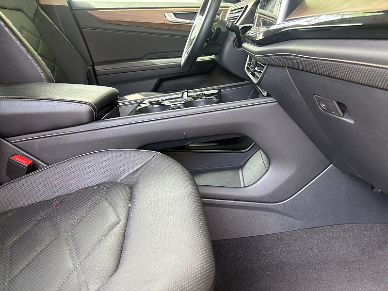 2025 Volkswagen Atlas photo 18 of 30