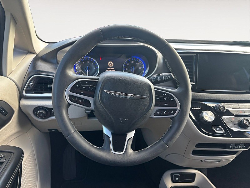 2024 Chrysler Pacifica photo 12 of 35