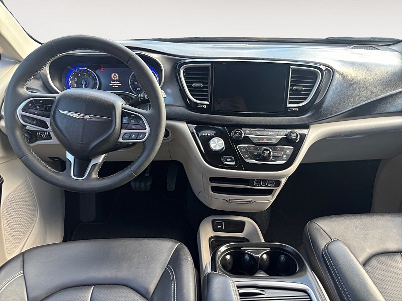 2024 Chrysler Pacifica photo 10 of 35