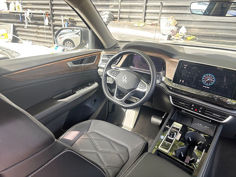2025 Volkswagen Atlas photo 24 of 30