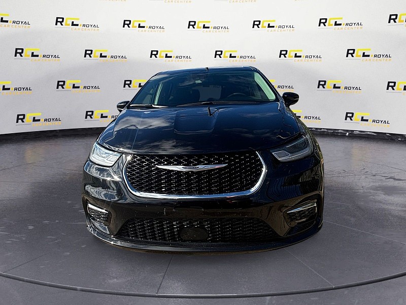 2024 Chrysler Pacifica photo 8 of 35