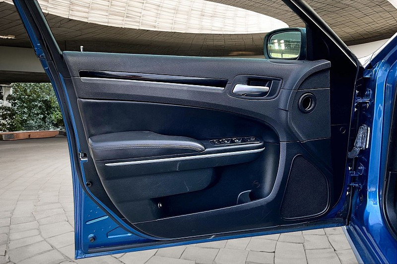 2023 Chrysler 300 #15