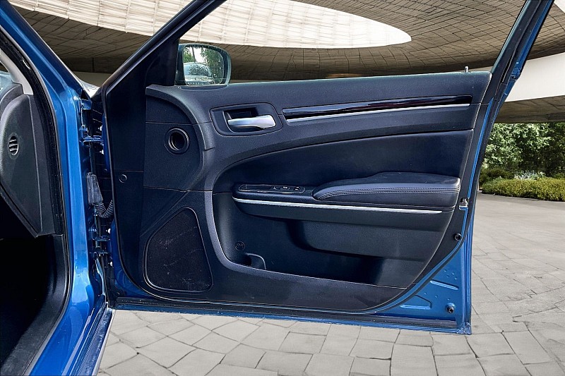 2023 Chrysler 300 #16