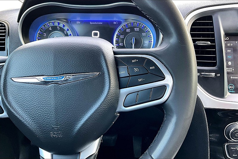 2023 Chrysler 300 #18