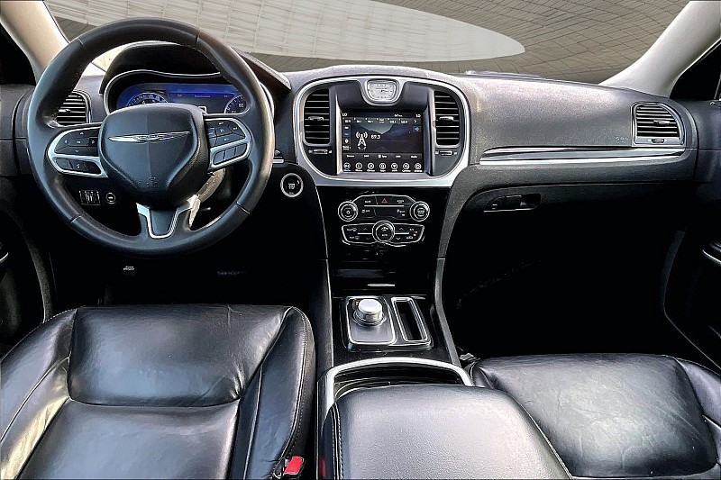 2023 Chrysler 300 #13